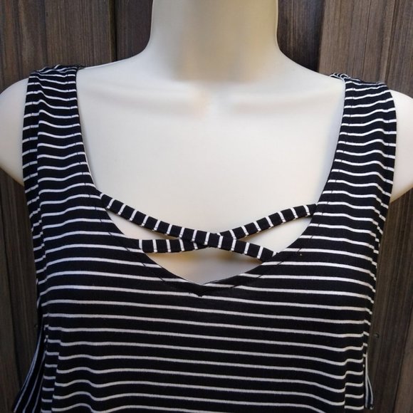 Old Navy Black & White Striped V-Neck Tank Top Criss-Cross Front Size 4X Plus NW - Picture 7 of 8